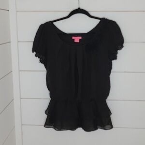 SUNNY LEIGH medium black flouncy peplum blouse with floral decor at top left